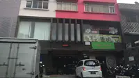 Jajaran Polres Metro Jakarta Selatan masih memasang garis polisi di lantai tiga, tempat pembunuhan Bella. (Liputan6.com/Winda Priscillia)