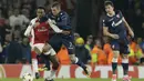 Gelandang Arsenal, Joseph Willock, berebut bola dengan gelandang Crvena Zvezda, Nenad Krsticic, pada laga Liga Europa di Stadion Emirates, London, Kamis (2/11/2017). Kedua klub bermain imbang 0-0. (AP/Tim Ireland)