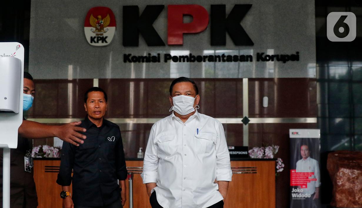 Hariyanto keluar dari gedung KPK pukul 12.18 WIB. Hariyanto mengenakan kemeja putih dan celana hitam.  (Liputan6.com/Angga Yuniar)