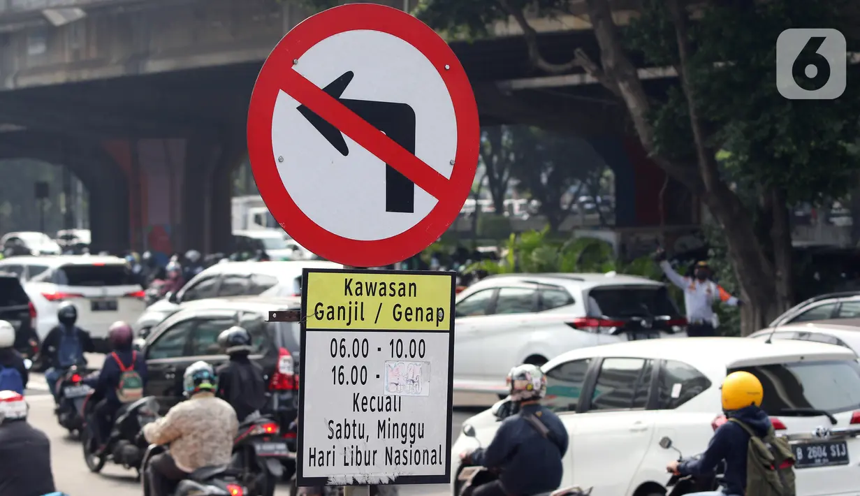 Suasana lalu lintas saat pemberlakuan ganjil genap di kawasan Fatmawati, Jakarta, Senin (25/10/2021). Sistem ganjil genap di DKI Jakarta berlaku pada hari Senin hingga Jumat pada pukul 06.00-10.00 WIB dan 16.00-20.00 WIB. (Liputan6.com/Herman Zakharia)