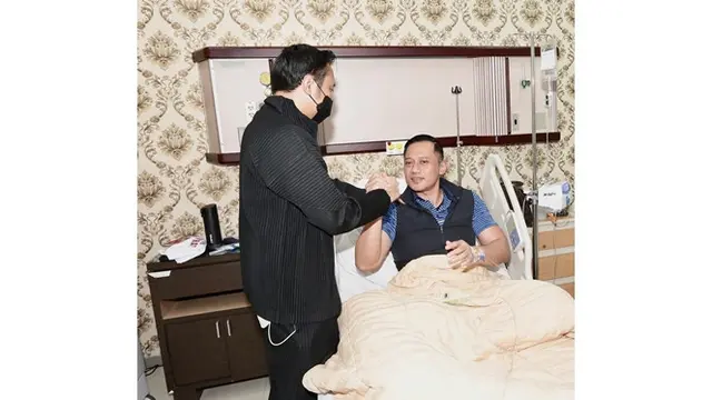 Didiagnosa Terkena DBD, Ini 6 Potret Kejutan Ultah Agus Yudhoyono di Rumah Sakit