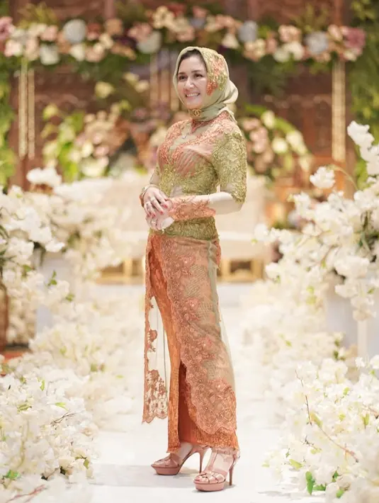 Wanita yang kini sudah menjadi Ibu Wakil Bupati Bandung itu juga tampil memukau dengan kebaya saat kondangan. Dalam kesempatan tersebut, Dine memakai kebaya dengan perpaduan warga oranye dan hijau lumut, senada denga hijab yang dikenakannya. Untuk bawahan, Dine memakai jarik dan sepatu heels. (Liputan6.com/IG/@dine.pearl)