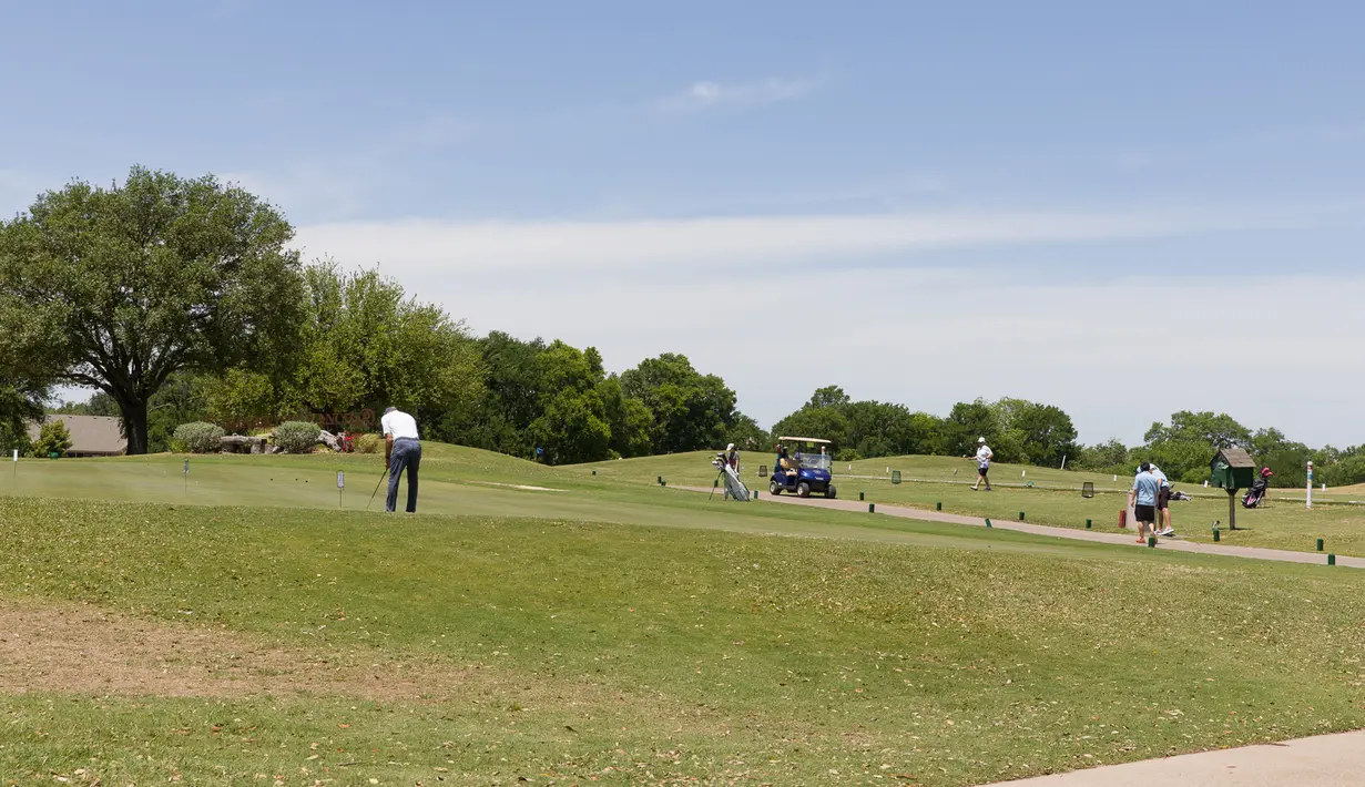 Orang-orang bermain golf di Plano, Kota Dallas, Texas, Amerika Serikat, Jumat (1/5/2020). Texas secara bertahap mulai kembali membuka kegiatan bisnis pada 1 Mei 2020. (Xinhua/Tian Dan)