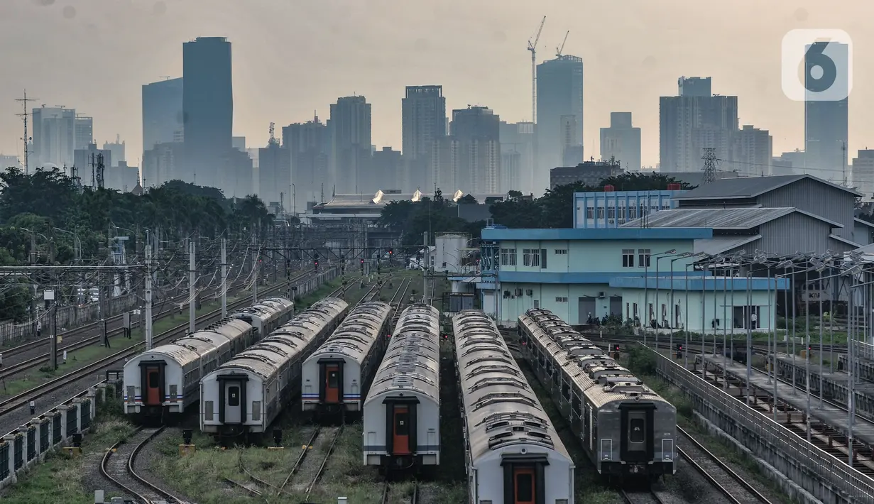 Sejumlah gerbong saat berada di Depo Kereta Cipinang, Jakarta, Kamis (29/4/2021). Pekerjaan rutin bagi petugas sarana gerbong di depo ini antara lain memeriksa rangka bawah, bogie (kerangka yang membentuk set roda dengan gandar). (merdeka.com/Iqbal S. Nugroho)
