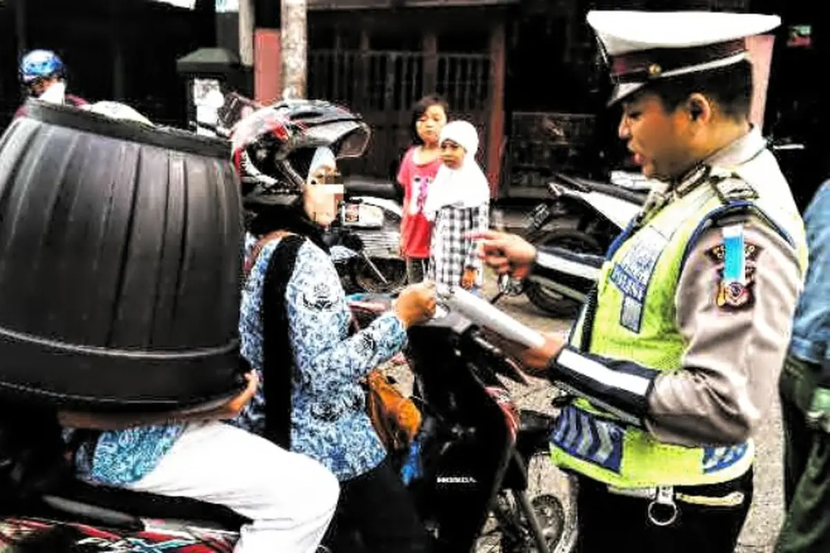 Bikin Elus Dada, Ibu-ibu Ini Pakaikan Helm Ember ke Anaknya
