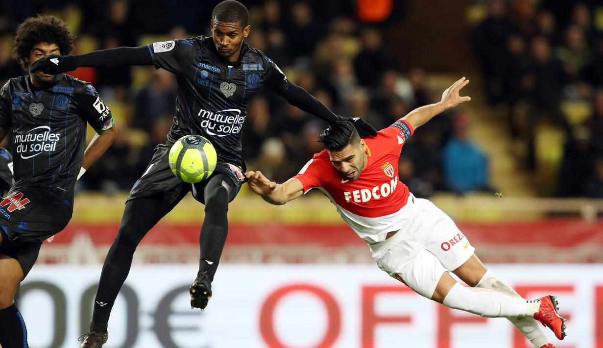 Duel pemain AS Monaco, Radamel Falcao (kanan) dengan pemain Nice, Santos Marlon (tengah) pada lanjutan Ligue 1 di Louis II Stadium, Monaco, (16/1/2018). AS Monaco bermain imbang 2-2 dengan Nice. (AFP/Valery Hache)