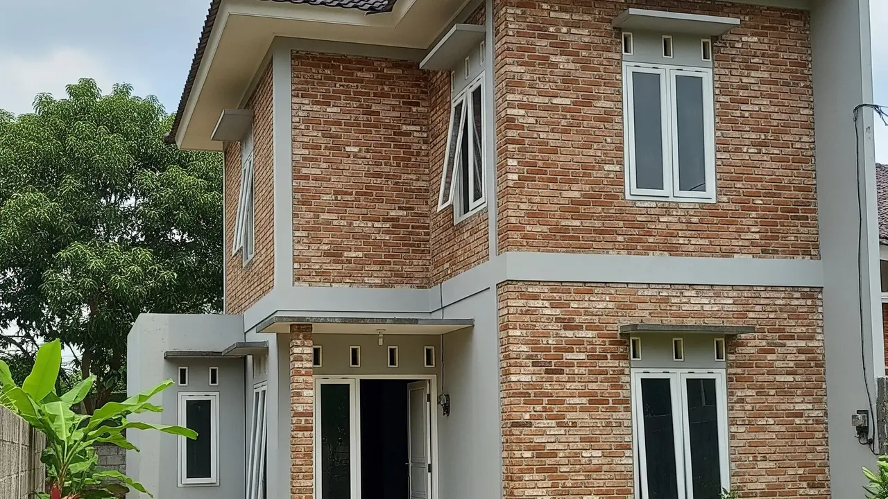 Desain Tembok Taman Belakang Rumah yang Menarik.