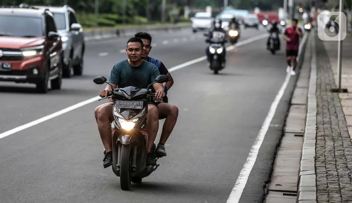 Pengendara sepeda motor melintas di Jalan Thamrin, Jakarta, Selasa (17/5/2022). Presiden Joko Widodo atau Jokowi mengumumkan kebijakan pelonggaran penggunaan masker karena situasi pandemi COVID-19 di Indonesia sudah menunjukkan perbaikan. (Liputan6.com/Faizal Fanani)