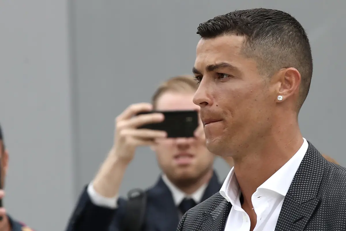 FOTO: Suporter Juventus Sambut Kedatangan Cristiano Ronaldo