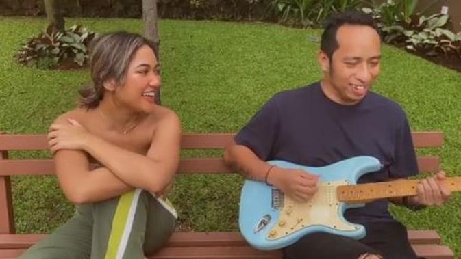Dekat dan sebut keluarga, Marion Jola dikabarkan pacaran dengan gitarisnya. (Sumber: Instagram/@dennistalakua)