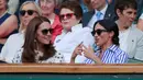 Duchess of Cambridge Kate Middleton dan Duchess of Sussex Meghan Markle berbincang saat menyaksikan pertandingan tenis dalam Kejuaraan Wimbledon di London, Inggris, (14/7). (AP Photo/Andrew Couldridge)