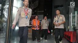 Ketua DPRD Kota Mojokerto Purnomo berjalan keluar seusai menjalani pemeriksaan di gedung KPK, Jakarta, Rabu (12/7). Purnomo menjalani pemeriksaan terkait kasus suap pengalihan anggaran pada Dinas PUPR Kota Mojokerto tahun 2017. (Liputan6.com/Helmi Afandi)