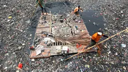 Sejumlah petugas tengah membersihkan sampah yang menumpuk di Kali Sentiong, Sunter, Jakarta, Kamis (12/11). Sistem pengelolaan sampah yang buruk di Ibukota menjadi salah satu penyebab Kali Sentiong kerap dipenuhi sampah. (Liputan6.com/Immanuel Antonius)