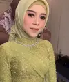 Saat proses langkahan, Lesti tampil anggun mengenakan oufit serba hijau, mulai dari kebaya hingga kerudungnya.Credit: Instagram @rozanajulani.