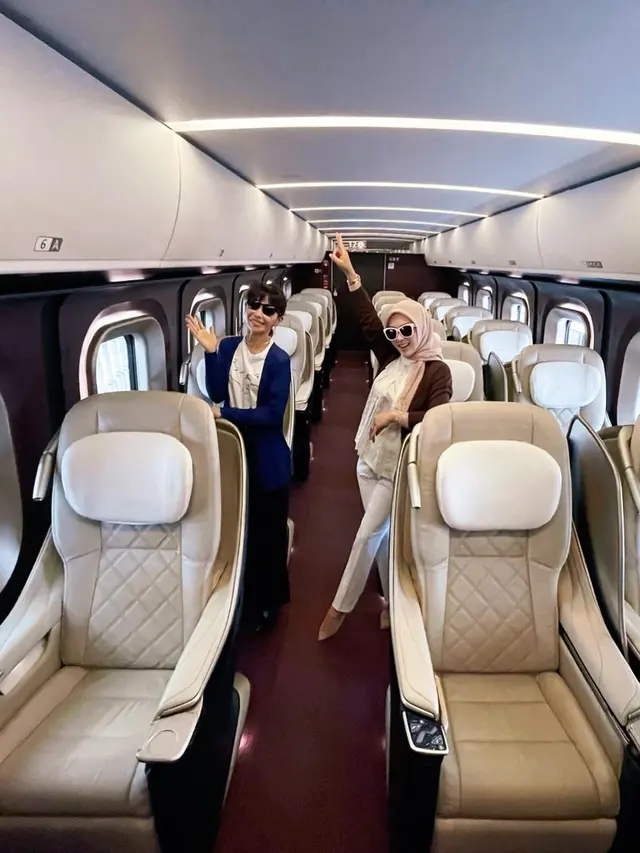 Syahrini naik kereta cepat Shinkanshen (Instagram/princessyahrini)