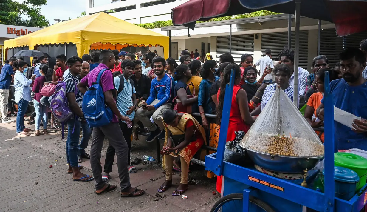 Warga berkumpul di depan kantor Imigrasi dan Emigrasi untuk mengurus paspor di Kolombo, Sri Lanka, Senin (18/7/2022). Negara kepulauan Samudra Hindia itu dilanda krisis ekonomi yang belum pernah terjadi sebelumnya yang telah memicu ketidakpastian politik. (Photo by Arun SANKAR / AFP)