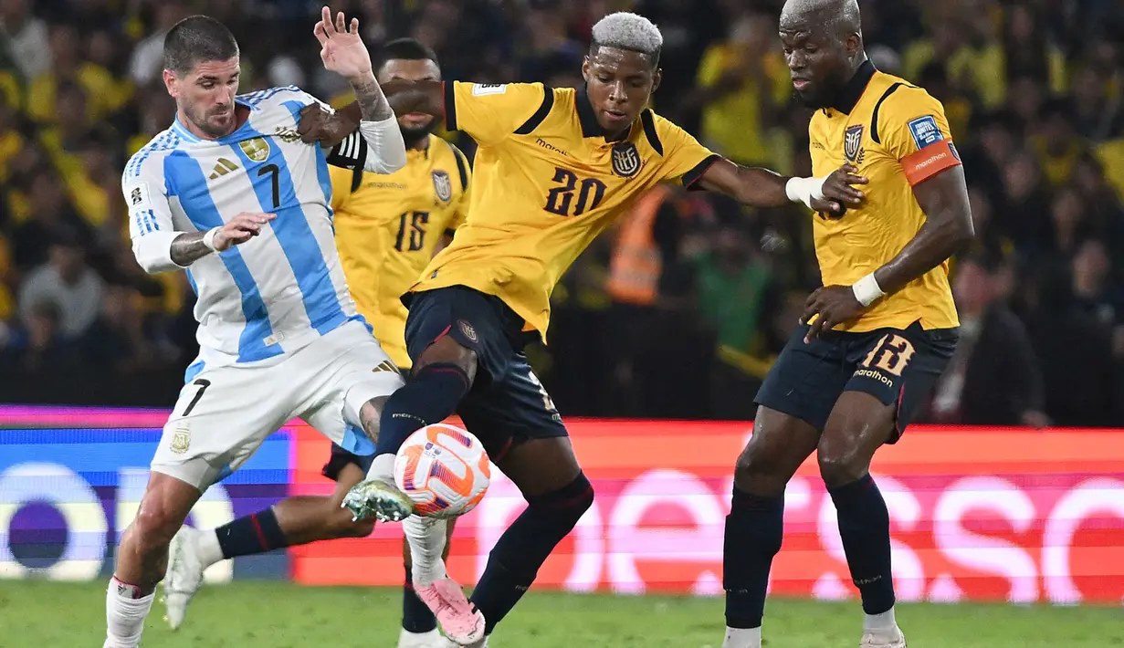 Di babak kedua, giliran Ekuador yang harus kehilangan pemainnya, Moises Caicedo diganjar kartu kuning kedua di menit ke-50. Kedua tim pun bermain dengan 10 pemain. (MARCOS PIN/AFP)