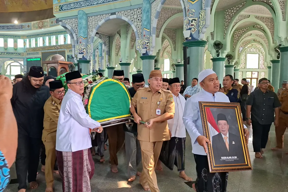 Almarhum Ketua DPRD Kota Tangerang Disalatkan di Masjid Al Adzhom. (Liputan6.com/Pramita Tristiawati)