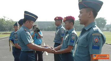 Citizen6, Surabaya: Dalam apel gabungan tersebut, Komandan Kobangdikal juga menyerahkan piagam penghargaan dan taliasih kepada Tamtama Teladan tingkat Kobangdikal. (Pengirim: Penkobangdikal)