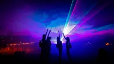 Instalasi cahaya terlihat pada hari pertama Festival Sziget di Pulau Shipyard, Budapest, Hungaria, Rabu (8/8). Festival ini adalah salah satu acara seni terbesar di Eropa. (Balazs Mohai/MTI via AP)