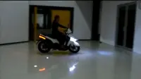Melalui sebuah video yang diterima Liputan6.com, motor berjenis skuter itu tengah diuji jalan.
