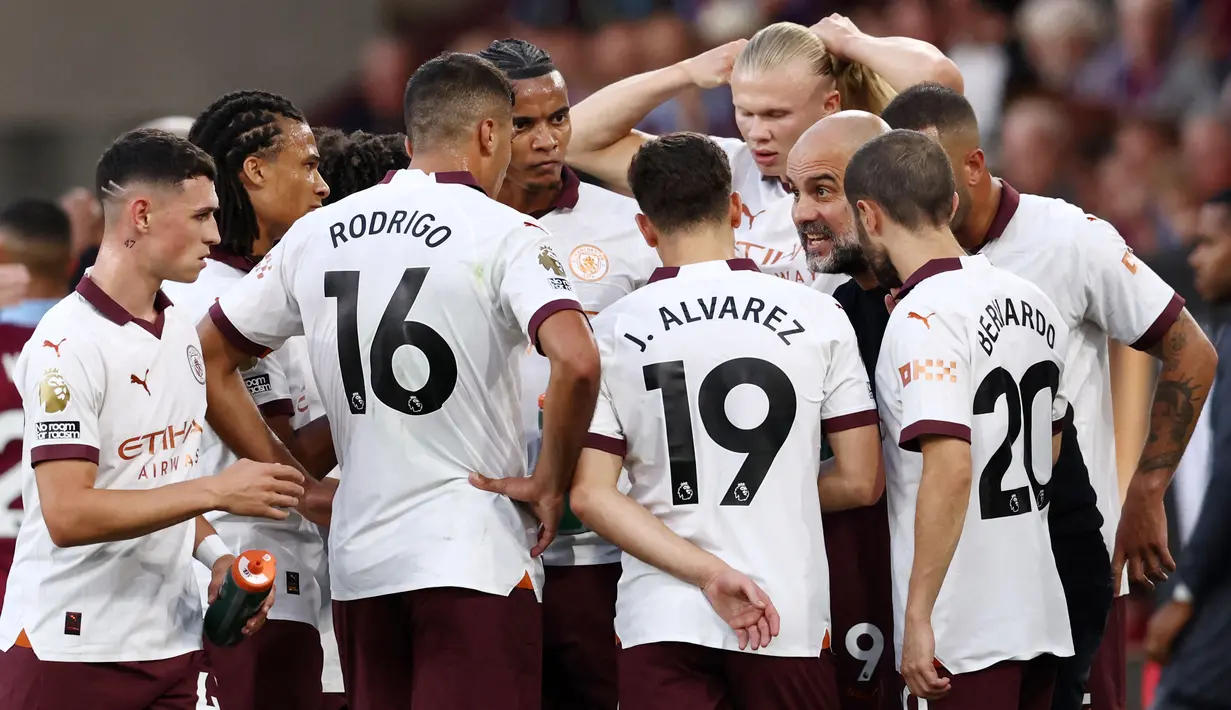 Pelatih Manchester City, Pep Guardiola, memberikan arahan kepada anak asuhnya saat melawan Burnley pada laga pekan perdana Premier League di Stadion Turf Moor, Sabtu (12/8/2023). City menang dengan skor 3-0. (AFP/Darren Staples)