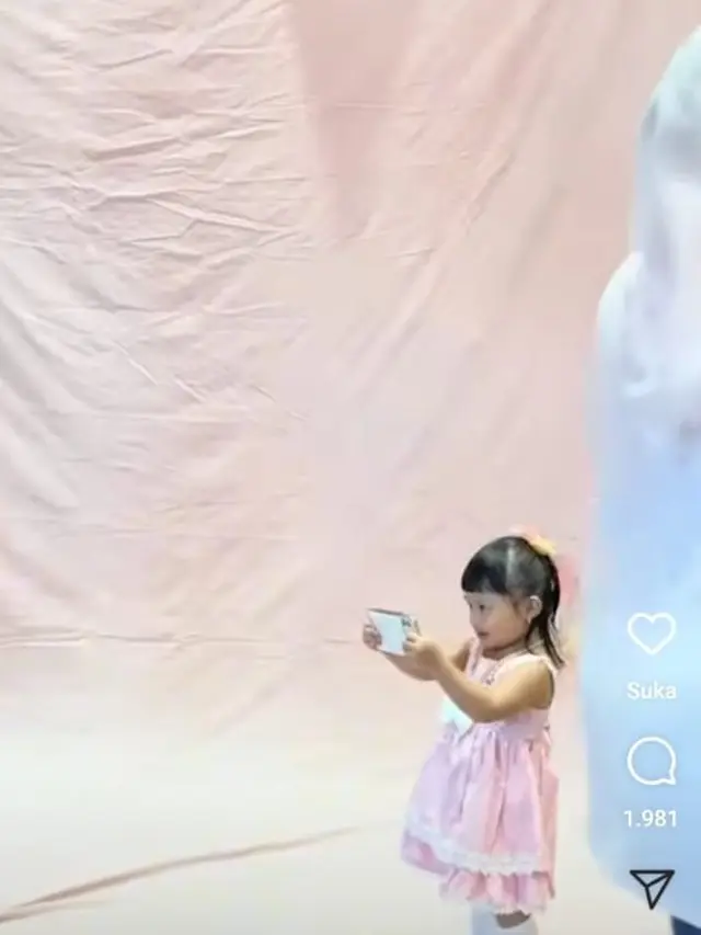 Potret Ameena saat jadi pengarah gaya pemotretan Aurel dan Atta Halilintar (Sumber: Instagram/@attahalilintar)