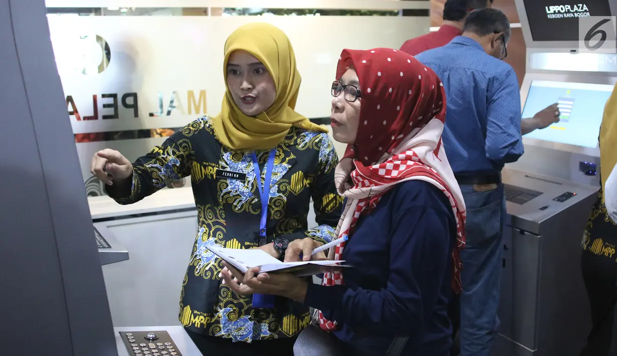 Petugas melayani warga saat mengurus dokumen di Mal Pelayanan Publik (MPP) di Lippo Plaza Kebun Raya Bogor, Senin (26/8/2019).  MPP merupakan inovasi pelayanan publik yang menjadi program pemerintah. (Liputan6.com/Angga Yuniar)