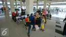 Para penumpang menunggu keberangkatan di terminal terpadu Pulo Gebang, Jakarta, Selasa (27/12). Rencananya, Presiden Joko Widodo akan meresmikan terminal itu pada 28 Desember 2016 nanti. (Liputan6.com/Angga Yuniar)