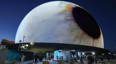 Bola LED menyala saat grand opening Sphere di Las Vegas, Nevada, Amerika Serikat, Jumat (29/9/2023). Sphere, bangunan bola LED terbesar di dunia, resmi dibuka pada 29 September 2023. (Ethan Miller/Getty Images/AFP)