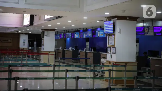 FOTO: Dampak Corona, Jumlah Penumpang di Bandara Halim dan Soetta Turun 30 Persen