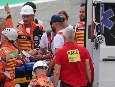 Pembalap Ducati Lenovo, Francesco Bagnaia, diangkut menggunakan tandu oleh sejumlah petugas medis setelah mengalami kecelakaan pada Tikungan 2 di Sirkuit Catalunya, Barcelona, Minggu (3/9/2023). (AFP/Lluis Gene)