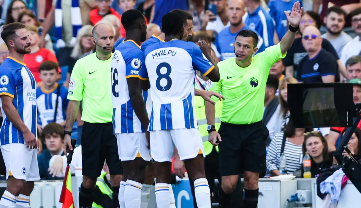 Tony Harrington selaku wasit yang bertugas dalam pertandingan Brighton melawan Leicester juga menganulir gol yang diciptakan oleh Alexis Mac Allister pada menit ke-47. Tapi akhirnya Mac Allister berhasil memborong dua gol bagi kemenangan telak 5-2 Brighton atas Leicester. (AFP/Adrian Dennis)