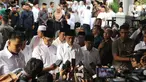Presiden RI Joko Widodo atau Jokowi menyampaikan keterangan pers usai melayat KH Salahuddin Wahid atau Gus Sholah di rumah duka kawasan Mampang Prapatan, Jakarta, Senin (3/2/2020). Gus Sholah akan dimakamkan di Jombang. (Liputan6.com/Herman Zakharia)