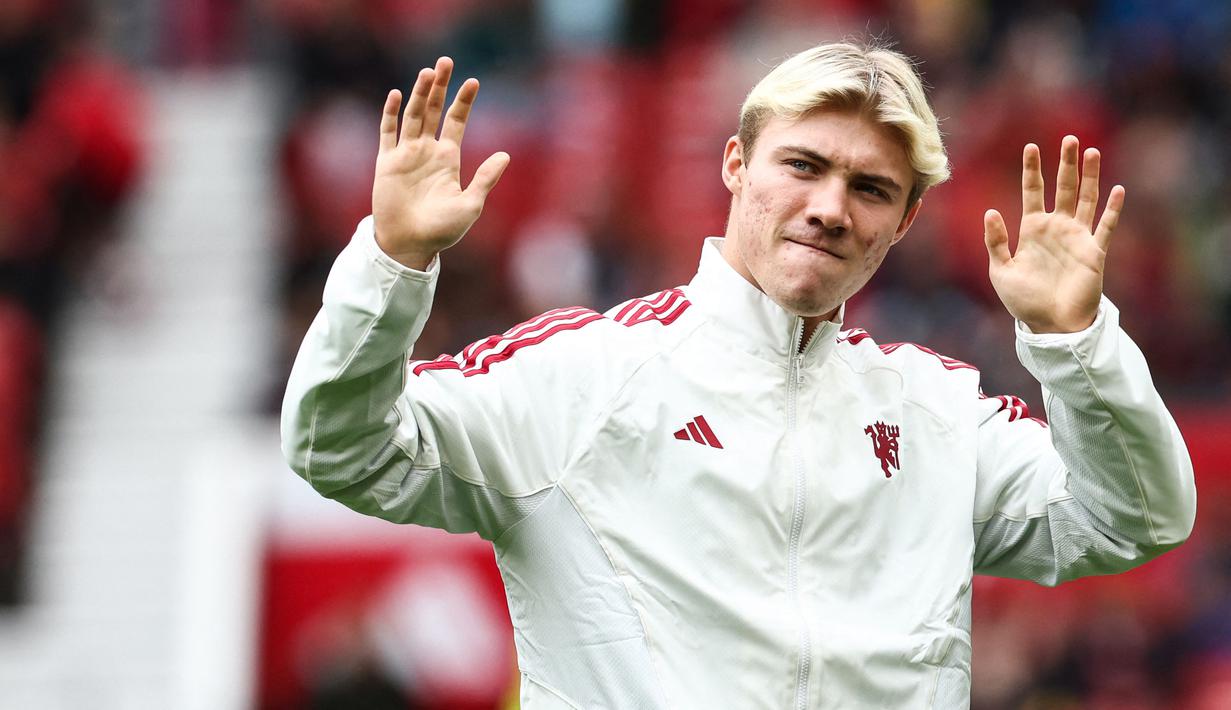 Striker baru Manchester United, Rasmus Hojlund saat diperkenalkan sebelum dimulainya laga uji coba pramusim 2023/2024 antara Manchester United menghadapi Lens di Old Trafford Stasium, Manchester (5/8/2023). Rasmus Hojlund didapatkan Manchester United dari Atalanta dengan nilai transfer 75 juta euro atau setara Rp1,2 triliun dengan durasi kontrak selama 5 tahun hingga 30 Juni 2028. Sayang, ia masih belum bisa dimainkan MU dalam dua pekan pertama Liga Inggris 2023/2024. (AFP/Darren Staples)