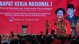 Presiden Jokowi menemani Megawati Soekarnoputri memukul gong sebagai tanda dibukanya Rakenas I PDIP, Jakarta, Minggu (10/1/2016). Rakernas tersebut bertajuk 'Mewujudkan Trisakti dengan Pembangunan Nasional Semesta Berencana'. (Liputan6.com/Faizal Fanani)