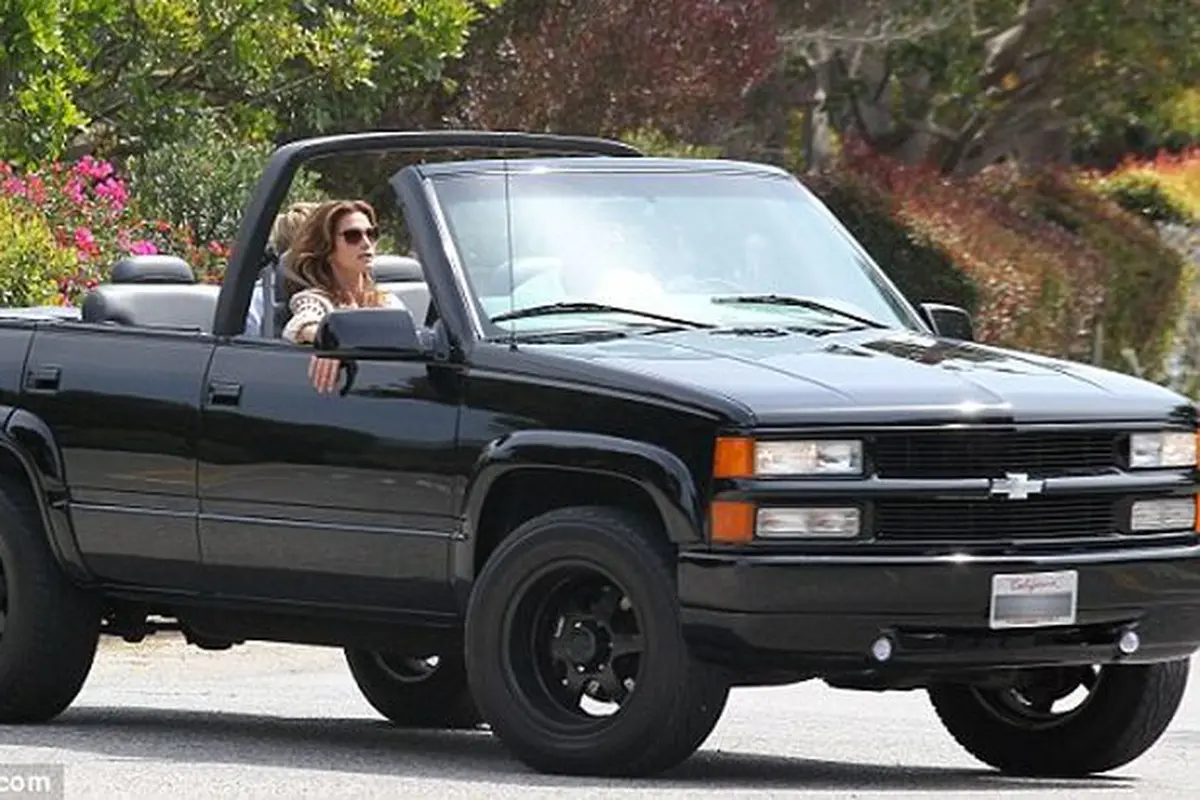 [OTO-News] Aksi Cindy Crawford Menyupir Pikap Chevrolet