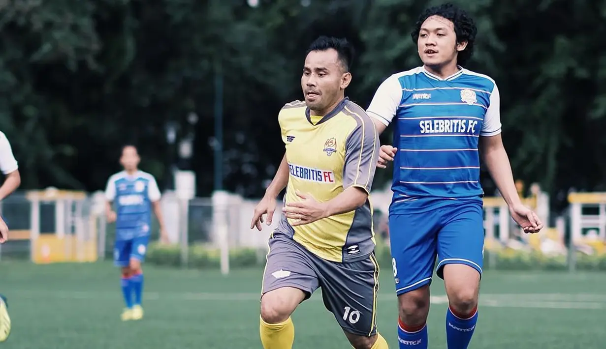 Bersama Selebritis FC, Judika kerap mengunggah potretnya sedang bermain sepak bola. Dengan memakai jersey berwarna kuning, Judika tampak terlihat layaknya seorang pesepak bola profesional. (Liputan6.com/IG/@jud1ka)
