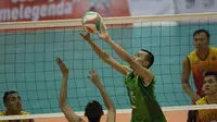 Pevoli Jawa Timur, Nizar Julfikar, melakukan blok dalam pertandingan lawan Jawa Tengah pada final voli putra PON Jawa Barat 2016 di GOR Sabilulungan Jalak Harupat, Bandung, Rabu (28/9/2016). (Bola.com/Vitalis Yogi Trisna)