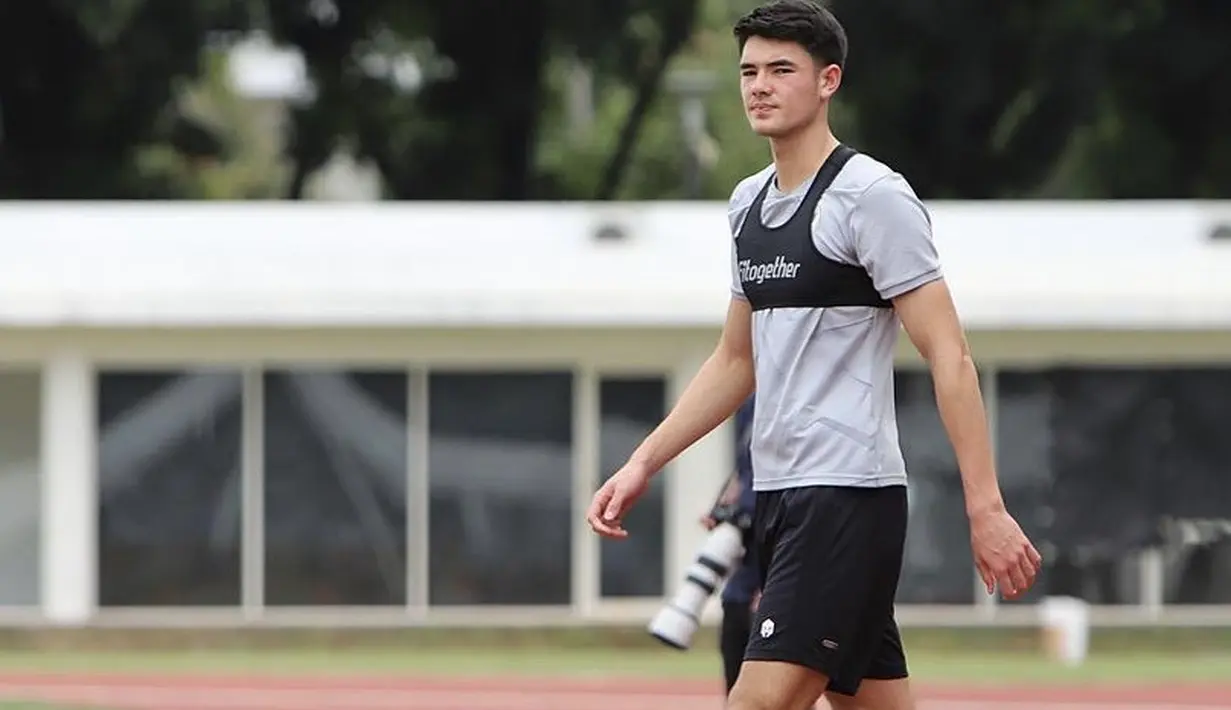 Lahir 23 October 2002 di Thailand, Elkan Baggott mengaku lebih senang menjadi bagian dari Timnas Indonesia ketimbang Inggris. Kehangatan para supporter skuad Garuda membuatnya luluh.  (@elkanbaggott)