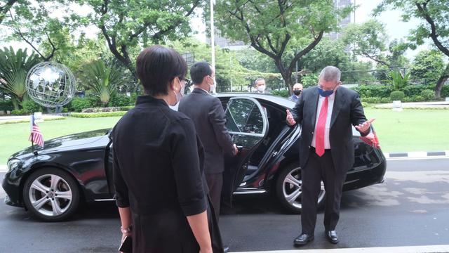 Kunjungan Menlu Malaysia Dato’ Saifuddin Abdullah ke kantor Kemlu RI disambut oleh Menlu Retno Marsudi, Senin (18/10/2021). (Foto: Kemlu RI)