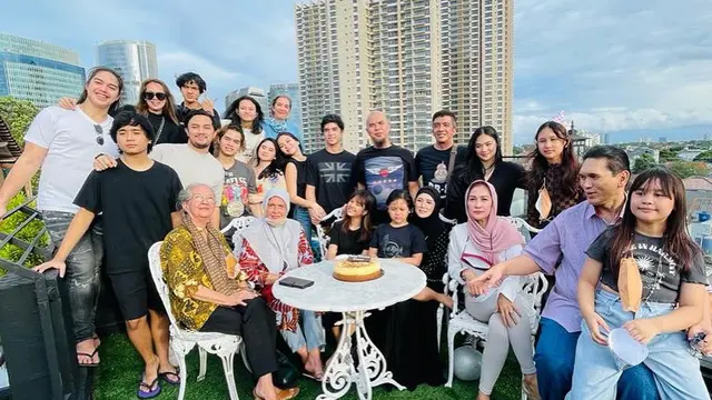 Shafeea Ahmad potret bersama keluarga besarnya