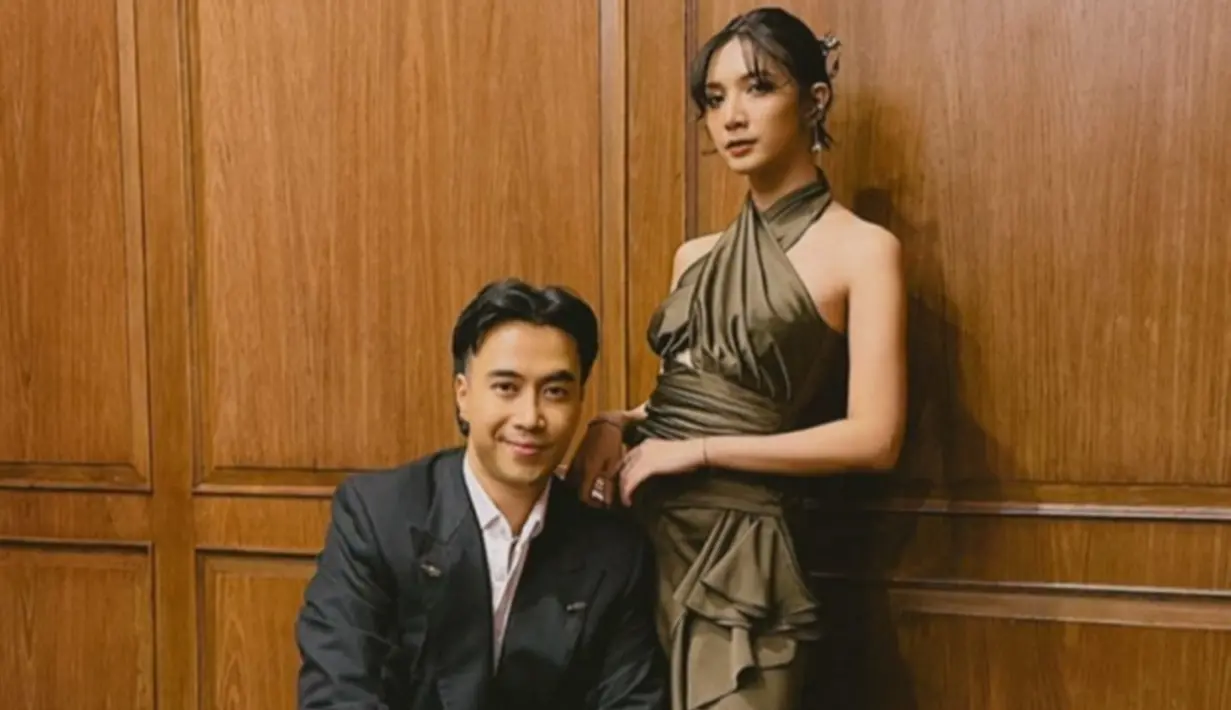Sheila yang merupakan sahabat dekat dan menjadi saksi perjalanan cinta dari Adinda pun mengajak Vidi ikut kondangan. Gaya mereka yang edgy pun disorot. Sheila tampil stunning dengan dress halterneck berwarna hijau kecoklatan. Sementara Vidi gagah mengenakan kemeja dan setelan jas hitam. (Liputan6.com/IG/@sheiladaisha)
