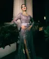 Raisa baru saja menjadi penyanyi di sebuah pernikahan. Ia pun memilih tampil dengan kebaya yang membuatnya tampak anggun. [@raisa6690]