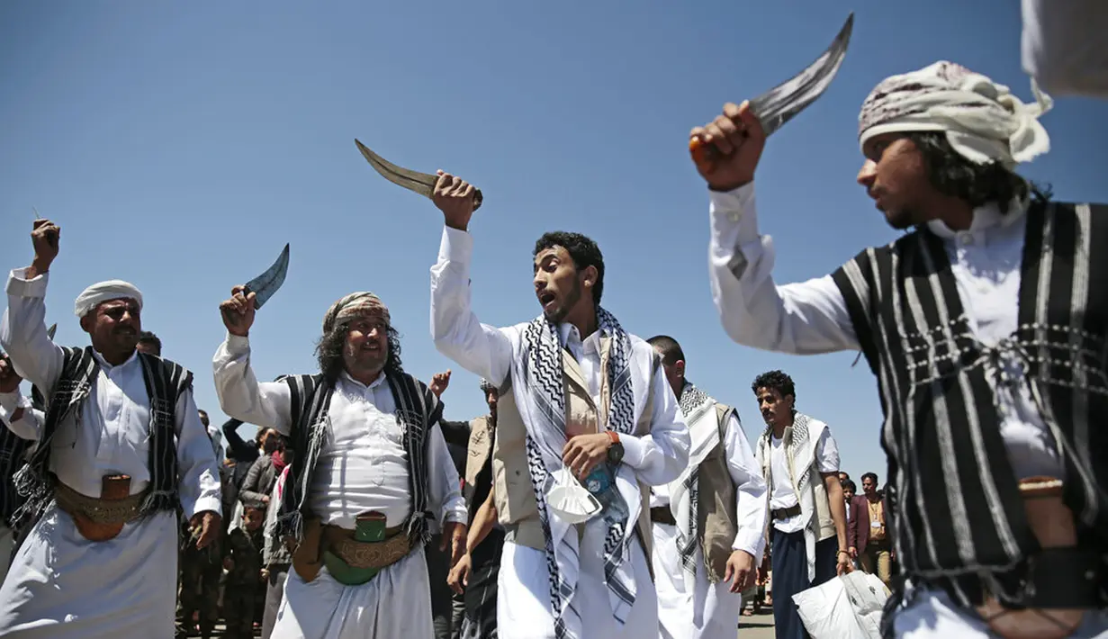 Tahanan Yaman (tengah) menampilkan tarian tradisional saat kedatangannya setelah dibebaskan koalisi pimpinan Arab Saudi di bandara di Sanaa, Yaman, Jumat (16/10/2020). Pihak yang bertikai di Yaman menyelesaikan pertukaran tahanan besar yang ditengahi PBB pada hari Jumat. (AP Photo/Hani Mohammed)