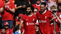 Mohamed Salah dan Darwin Nunez merayakan gol bunuh diri Matty Cash ke gawang Aston Villa dalam lanjutan Premier League 2023/2024 di Anfield, Minggu (3/9/2023) malam WIB. (AFP/Paul Ellis)