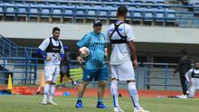 Robert Alberts saat memimpin sesi latihan Persib Bandung di Stadion GBLA, Bandung, Rabu (4/3/2020). (Bola.com/Erwin Snaz)
