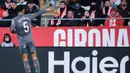 Pemain Real Madrid, Jude Bellingham, melakukan selebrasi di depan suporter Girona pada laga pekan ke-16 Liga Spanyol di Stadion Montilivi pada Sabtu (7/12/2024). (AFP/Josep Lago)
