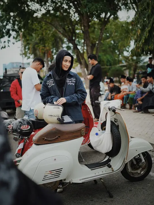 Motoran di Aceh, Sintya Marisca pakai jaket biru grafis dengan kerudung dan inner hitam [@sintyamarisca]