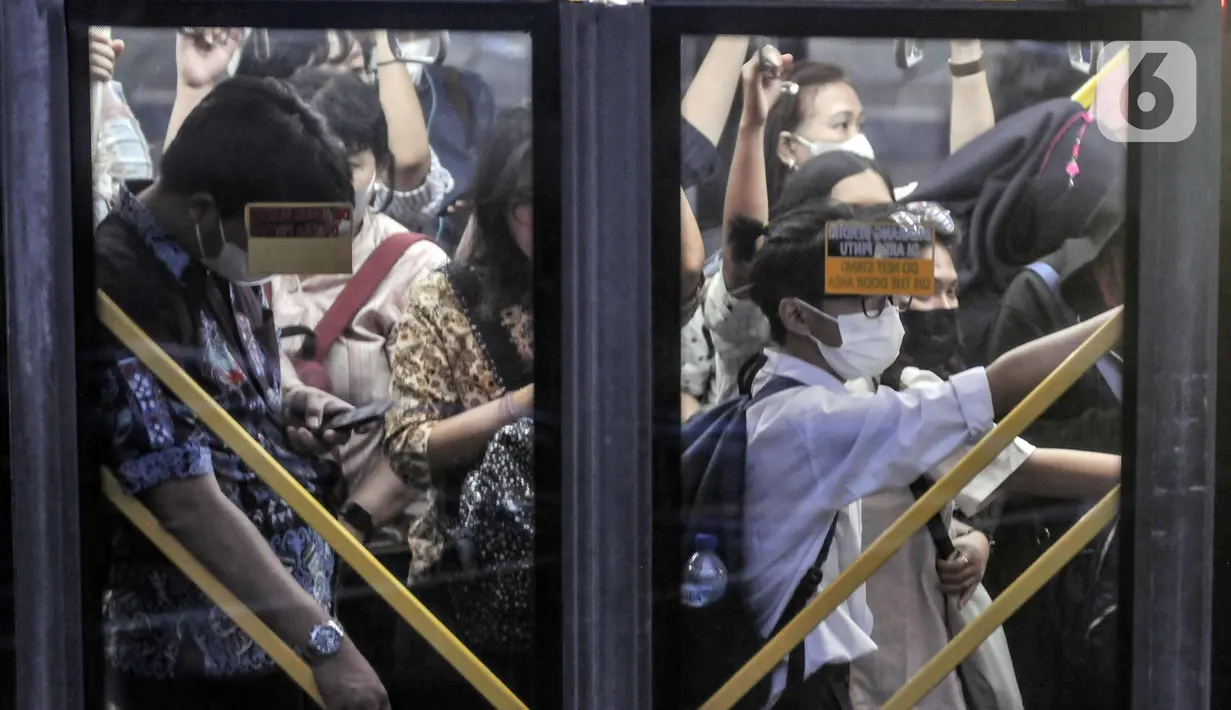 <p>Kepadatan penumpang bus Transjakarta di Halte Harmoni, Jakarta, Selasa (10/5/2022). Penumpang bus Transjakarta kembali padat usai warga kembali beraktivitas pascalibur Lebaran. (merdeka.com/Iqbal S. Nugroho)</p>